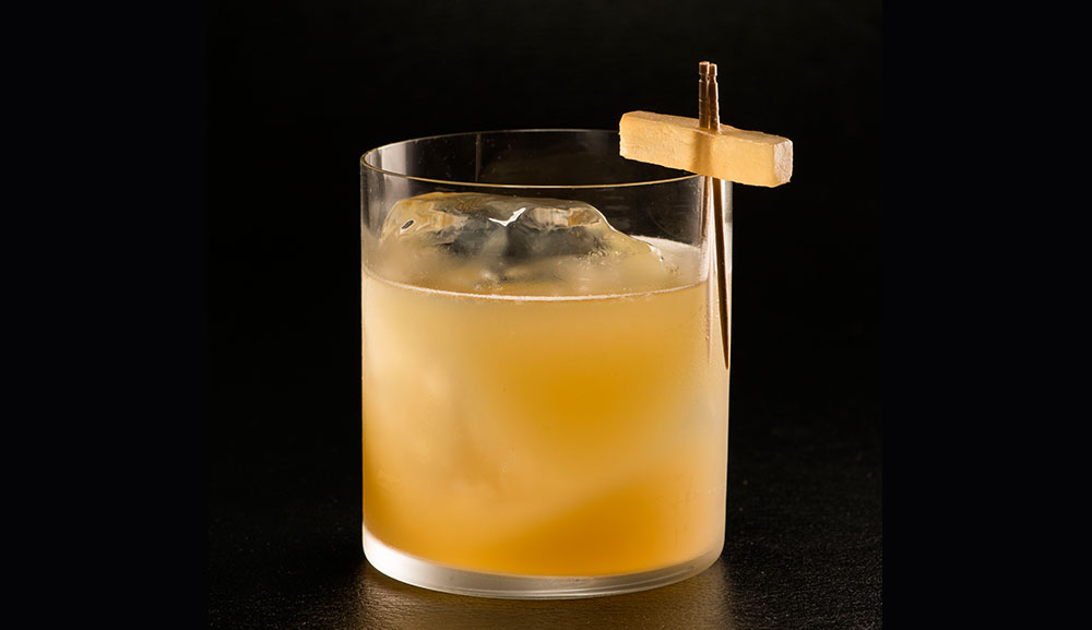 Penicillin Cocktail di Adrift Bar & Lounge